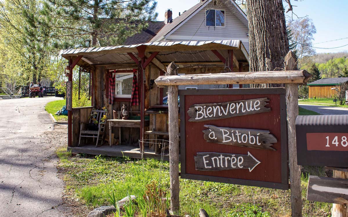 Accueil de la pourvoirie Bitobi, avec un stand derrière