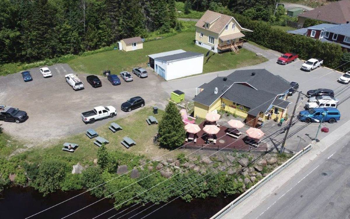 La vue aérienne du restaurant, avec le chalet du restaurant derrière
