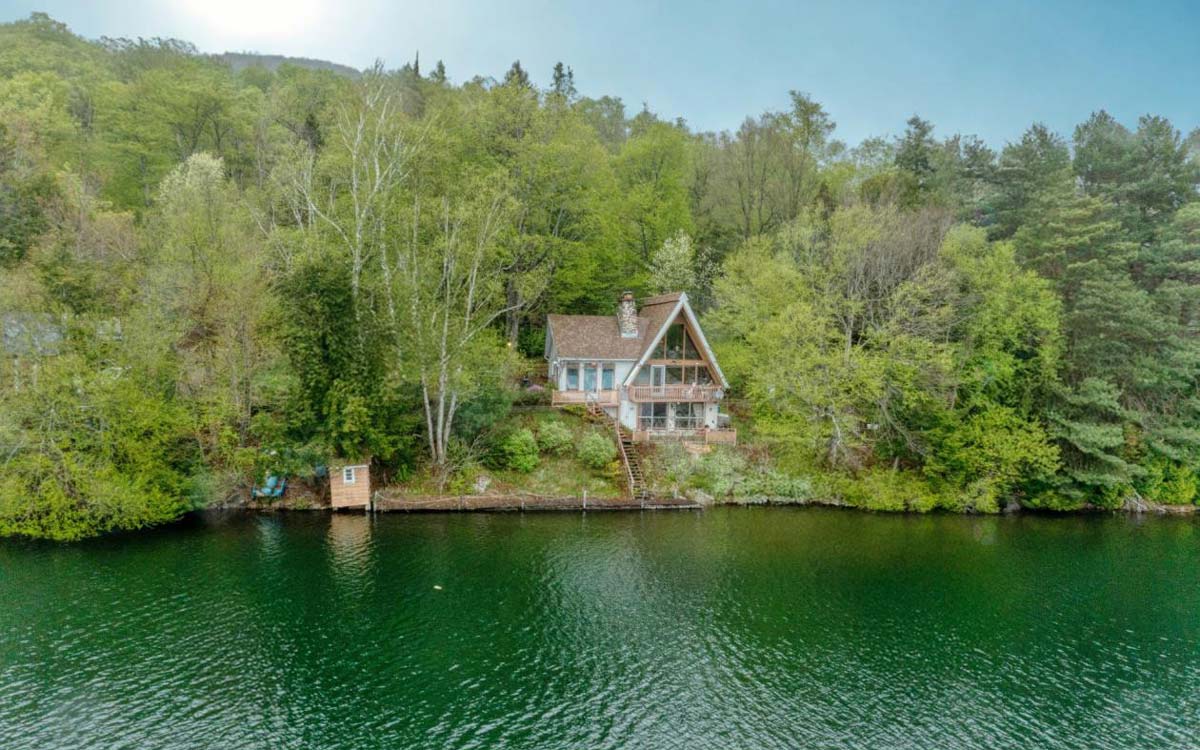Le chalet à Montcalm, vu depuis le lac