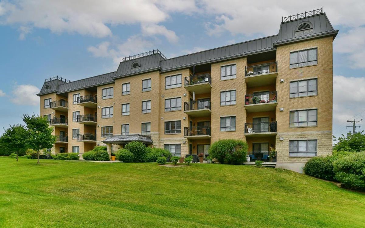 Le condominium situé à Laval-Duverney, façade de l'immeuble