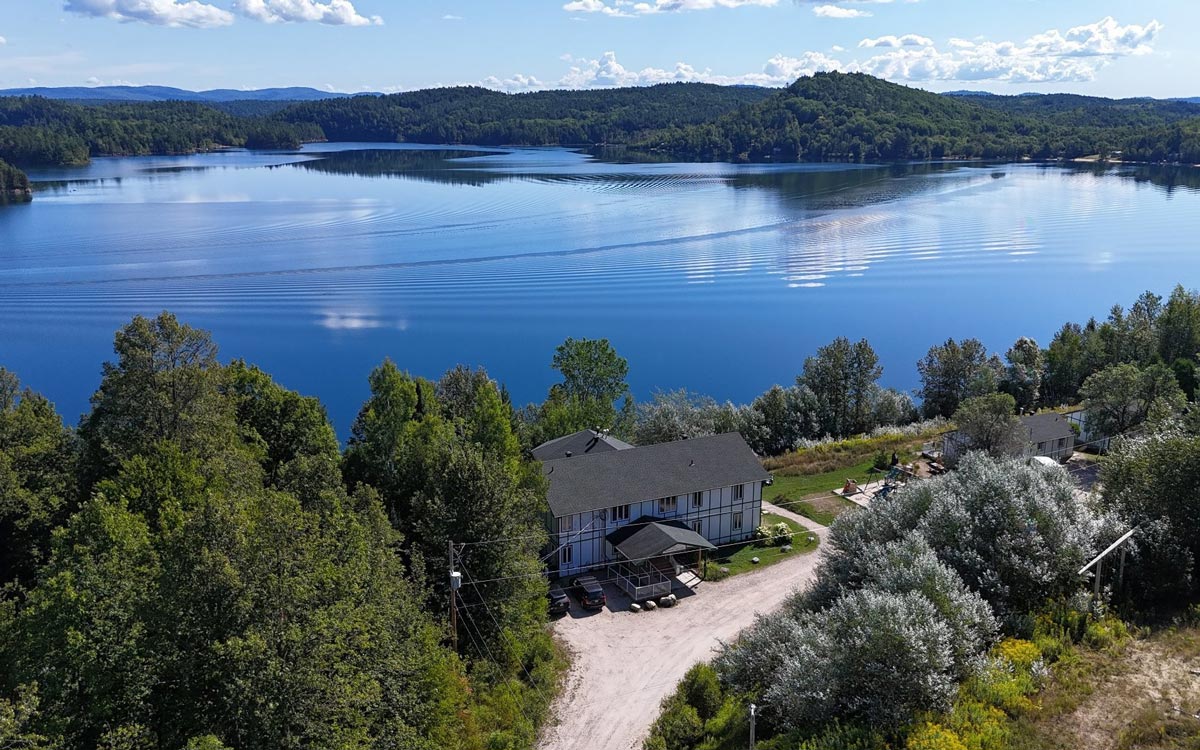 Vue aérienne de la réception avec le lac en arrière-plan