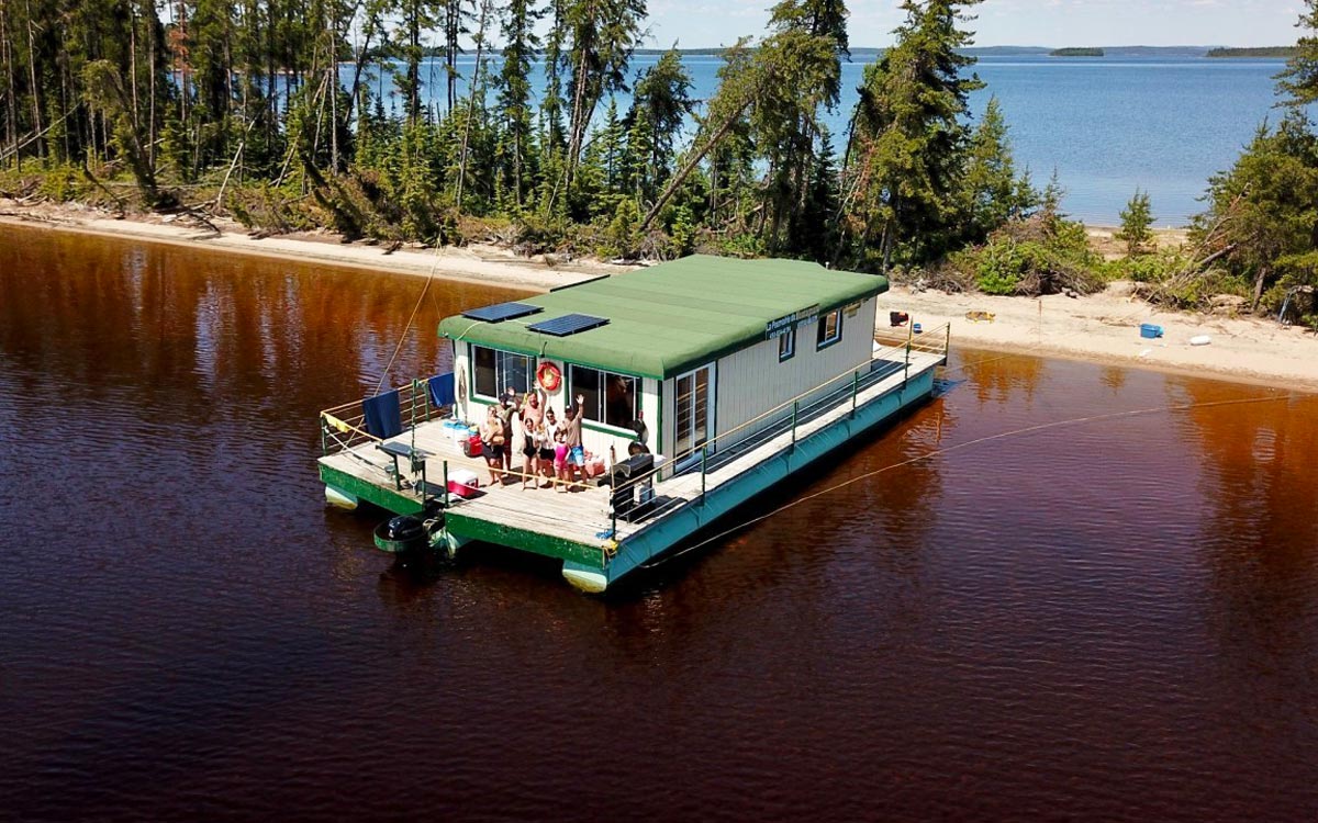 Bateau-maison amarré près d’une presqu’île au réservoir Gouin